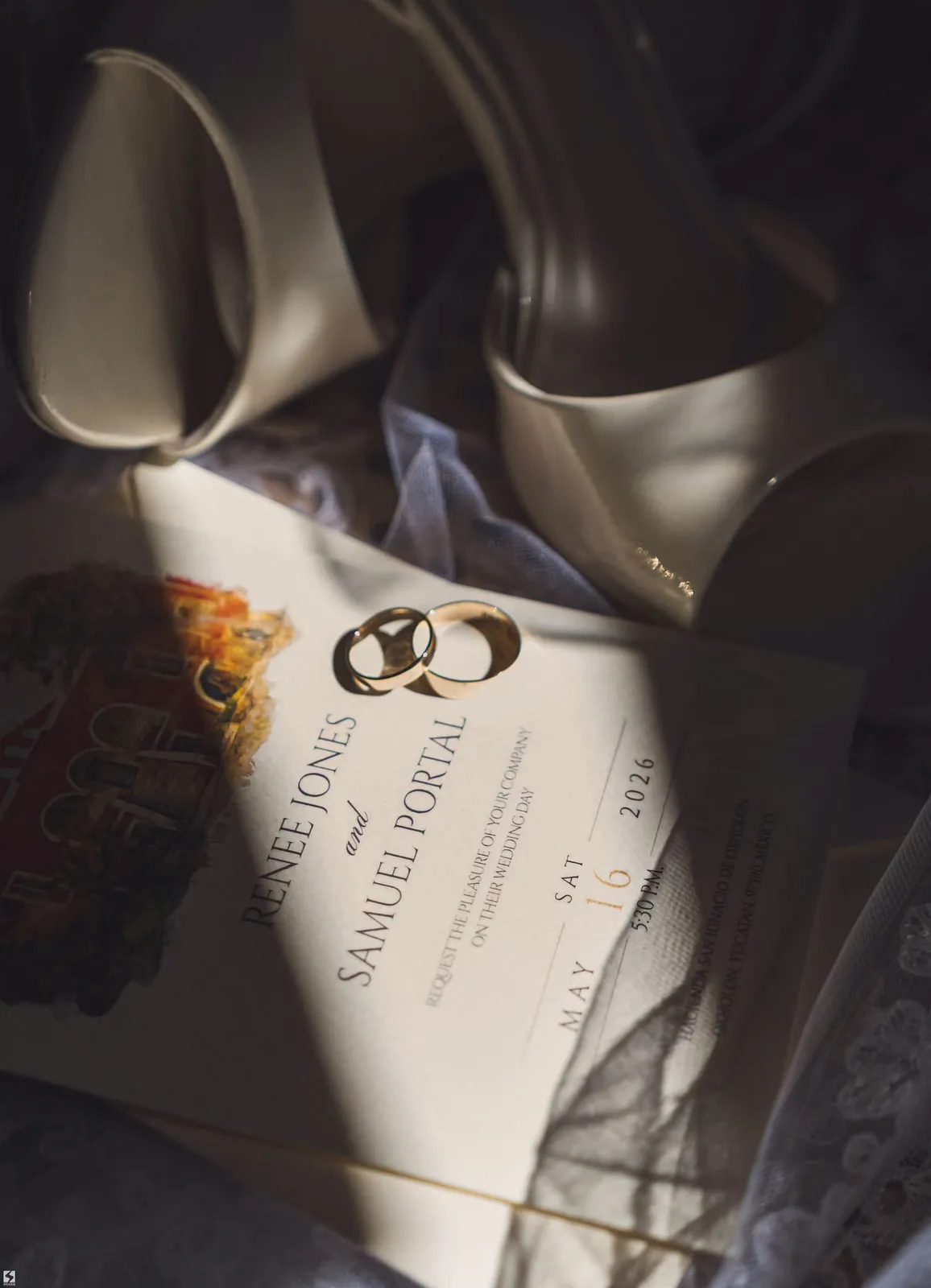 Invitación de boda y zapatos de novia