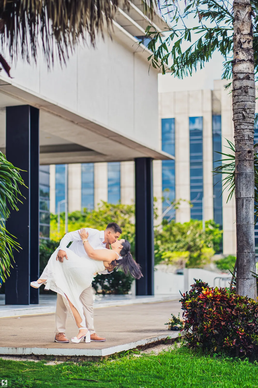 Novia en un giro de baile frente a un edificio moderno